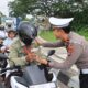 Kepolisian Lombok Barat Berbagi Takjil