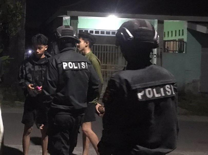 Patroli Presisi Polres Lombok Barat Bubarkan Sekelompok Pemuda yang Nongkrong Larut Malam