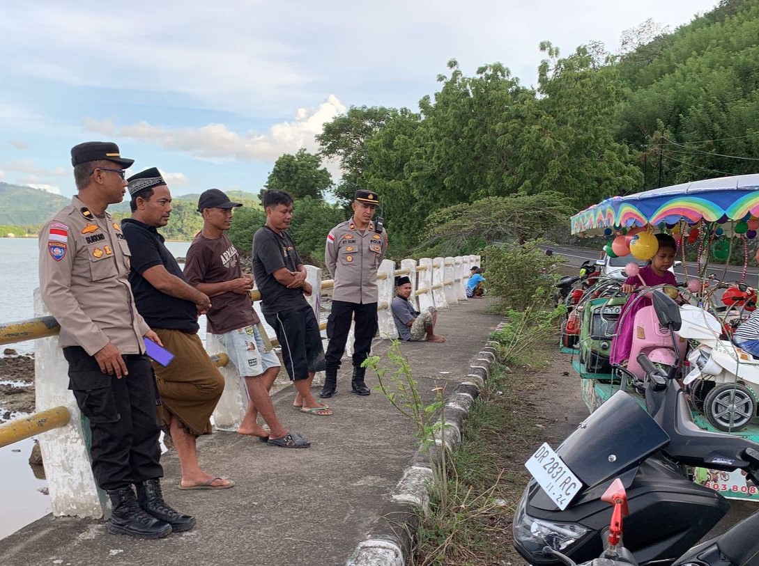 Personil Polsek Sekotong Amankan Aktivitas Ngabuburit di Batu Nangkok