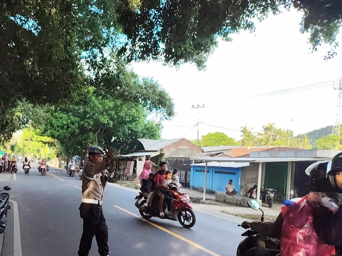 Patroli Ramadhan Polsek Lembar Ciptakan Keamanan Kondusif