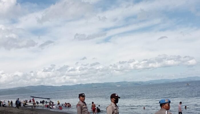 Lebaran Topat di Pantai Uringin: Polsek Labuapi Patroli Jaga Keamanan Pengunjung