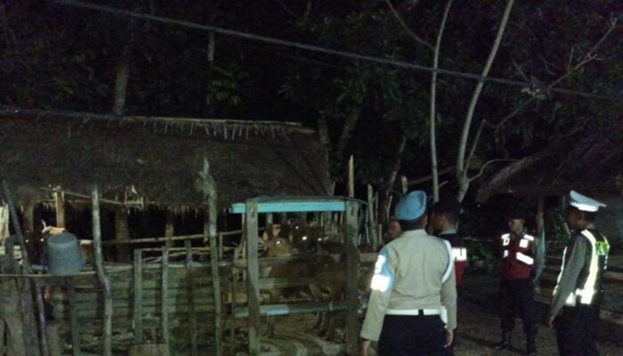 Meningkatkan Kewaspadaan Masyarakat, Polsek Sekotong Gelar Patroli Malam di Kandang Ternak