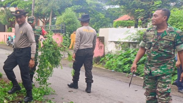 TNI-Polri Bersinergi Bersihkan Jalan Cegah DBD di Puskesmas Dasan Tapen