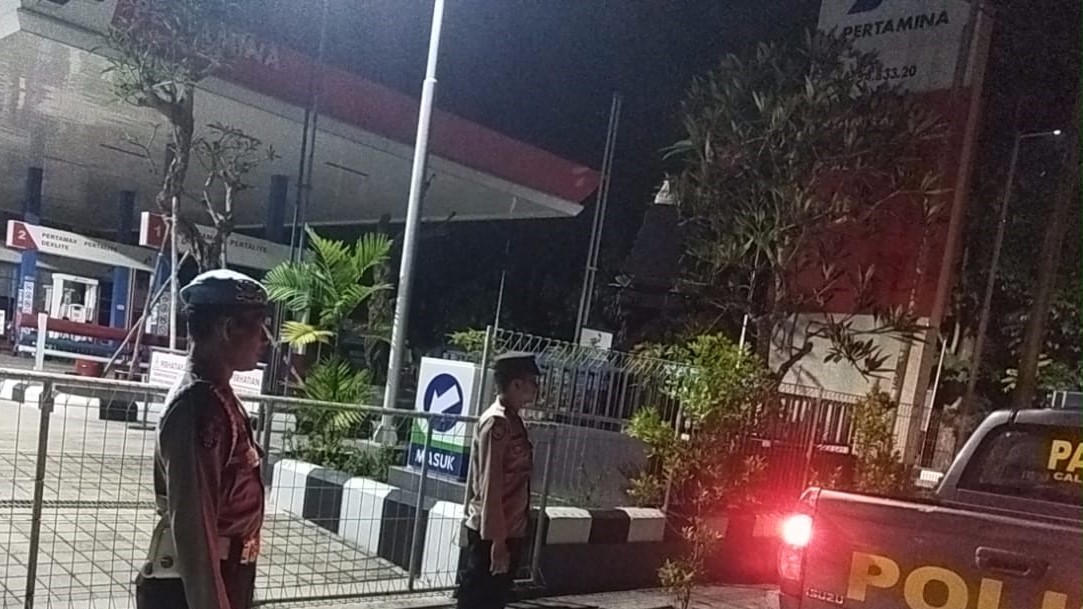 Polsek Lembar Patroli Malam, Pantau Keamanan SPBU dan Simpang Tiga Desa Eyat Mayang