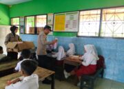 Polri Peduli Pendidikan, Kapolsek Lembar Bagikan Alat Tulis di Sekolah