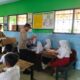 Kapolsek Lembar Bagikan Alat Tulis, Dukung Literasi Siswa!