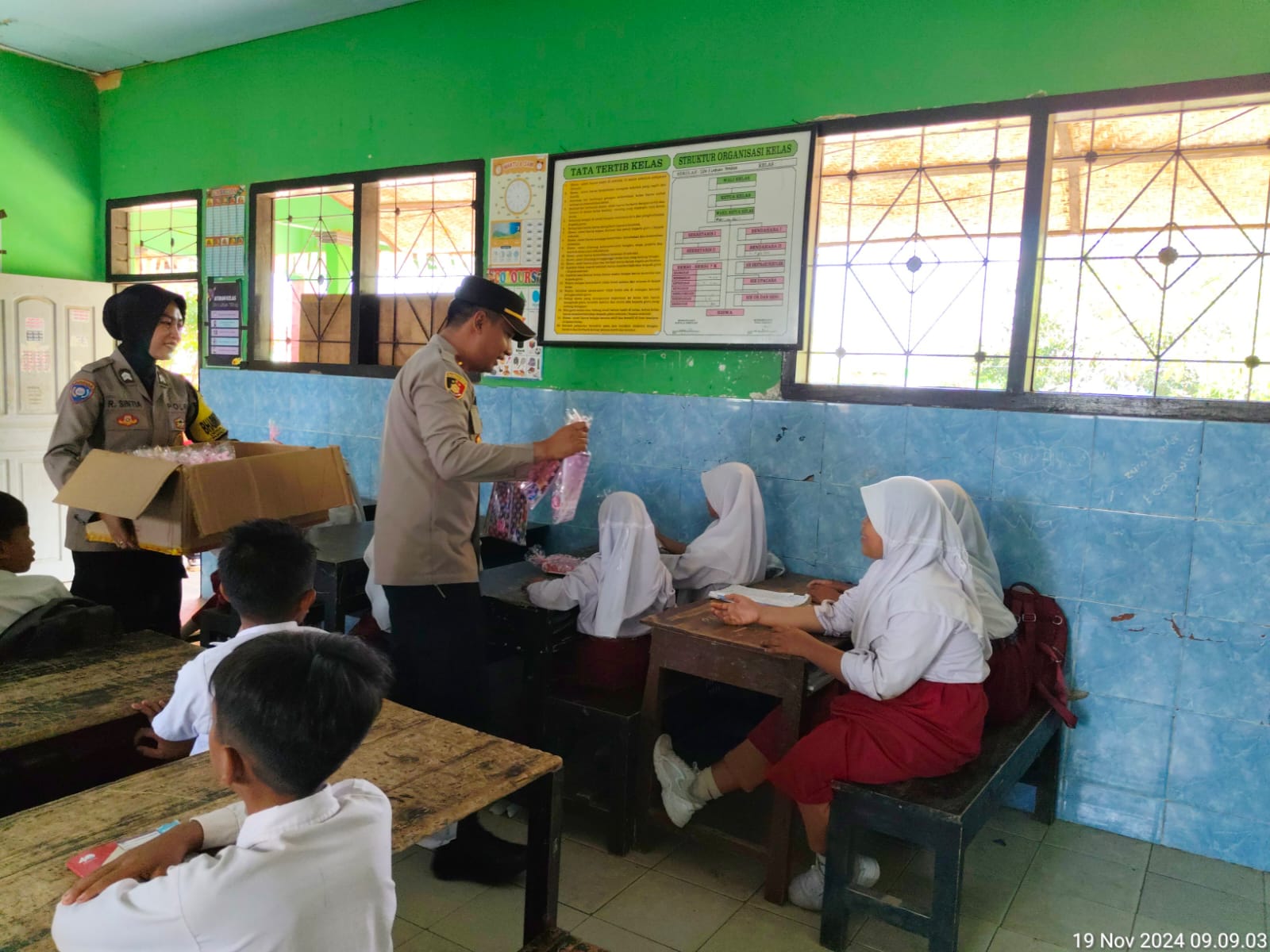 Kapolsek Lembar Bagikan Alat Tulis, Dukung Literasi Siswa!