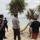 Polsek Sekotong Lakukan Patroli Rutin di Pantai Elak-Elak untuk Jaga Keamanan Wisatawan