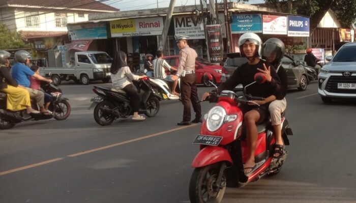 Polisi Atur Lalu Lintas Sore di Simpang Montong, Jamin Keamanan Pengguna Jalan