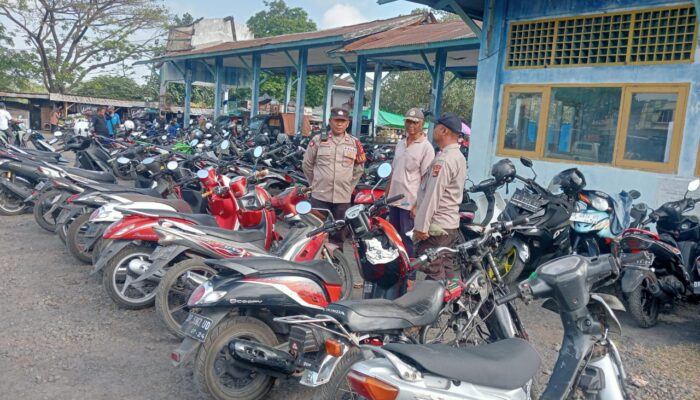 Patroli Rutin Polsek Praya Sambangi Pasar Renteng.