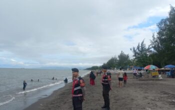 Antisipasi Gangguan Kamtibmas, Polres Lombok Barat Intensifkan Patroli di Pantai Cemara