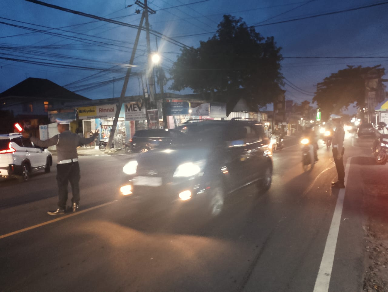 Senggigi Malam Ini, Polisi Turun Tangan Atur Lalu Lintas Demi Kenyamanan Wisatawan