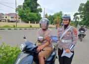 Sat Lantas Polres Bima Kota Bagikan Brosur Keselamatan Berlalu Lintas kepada Pengendara