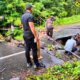 Akibat curah hujan tinggi ruas jalan amblas tidak bisa dilalui, Polsek Sekongkang memasang garis Pengaman